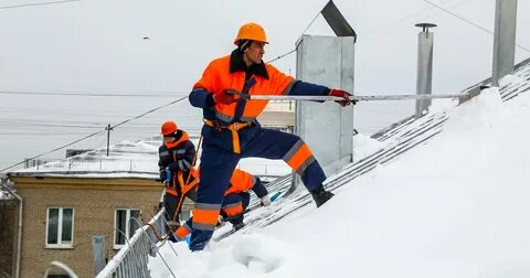 Необходимые меры безопасности при очистке крыш зданий от снега и наледи.