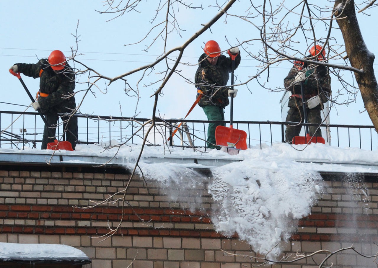 Государственная инспекция труда в Белгородской области обращает внимание работодателей на необходимость максимального усиления мер безопасности при организации работ по очистке от снега и наледи с крыш и покрытий зданий и сооружений.