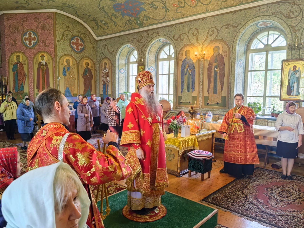В Свято-Ильинском храме села Красное прошла Божественная литургия.