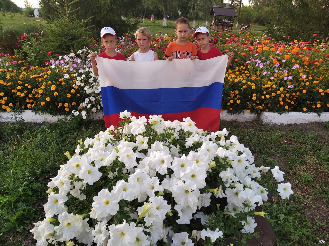 День Российского флага – это праздник всех поколений россиян, дань уважения истории великой страны..