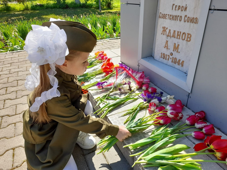 Лежат цветы у обелиска. Лежат цветы у обелиска.
