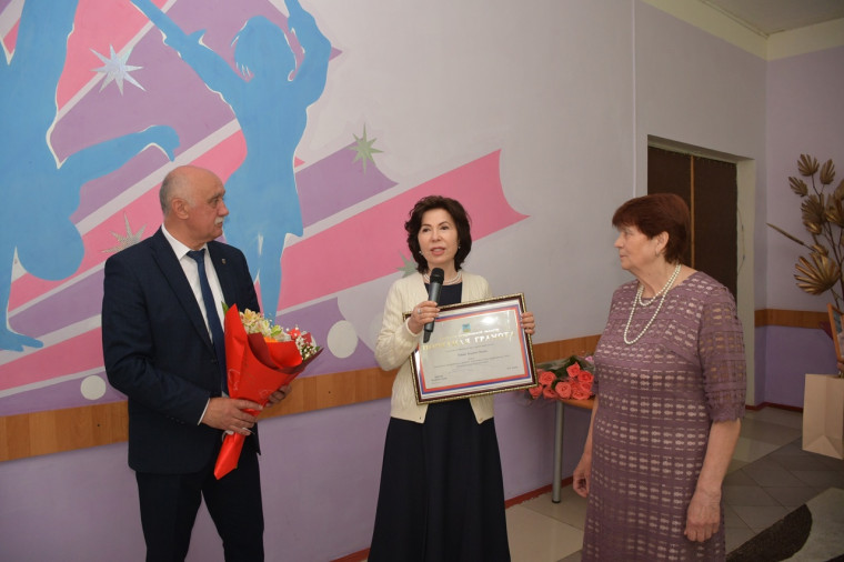 Заместитель председателя Белгородской областной Думы Елена Николаевна Романенко и глава администрации Красненского района Полторабатько Александр Федорович поздравили с 75-летием Валентину Ивановну Федяеву. Заместитель председателя Белгородской областной Думы Елена Николаевна Романенко и глава администрации Красненского района Полторабатько Александр Федорович поздравили с 75-летием Валентину Ивановну Федяеву.