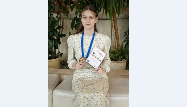 Ульяна Титова, ученица Красненской школы, стала призёром Всероссийской предметной олимпиады «Высшая проба» первого уровня по биологии.